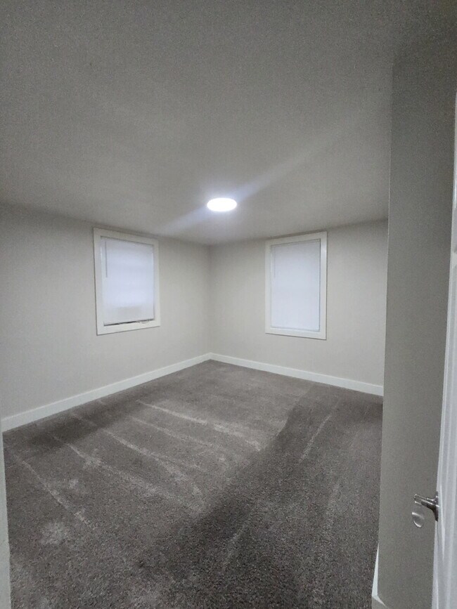 Foto del edificio - "Charming 1-Bed Haven with Off-Street Parking in Powell’s Prime Location!"
