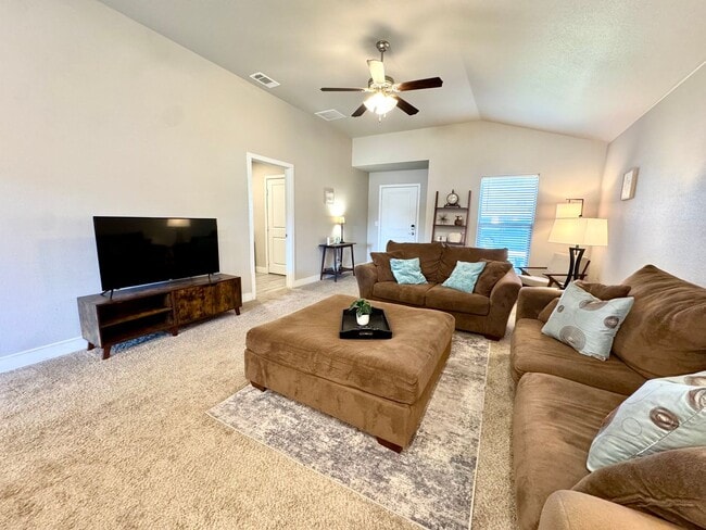 Building Photo - Furnished Rental 3 bed 2 bath Minimum of 30-day stay