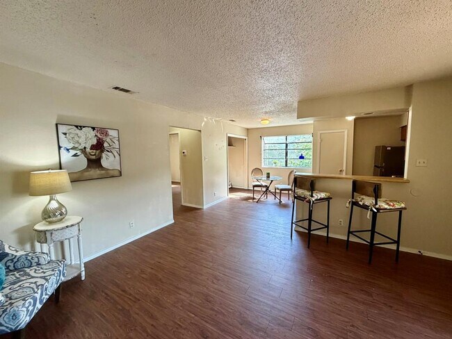 Foto del edificio - 402 Hedgewood Dr