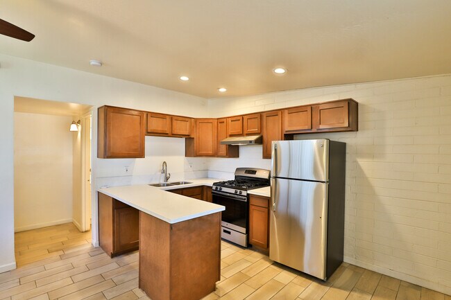 Building Photo - 1002 S Mariana St