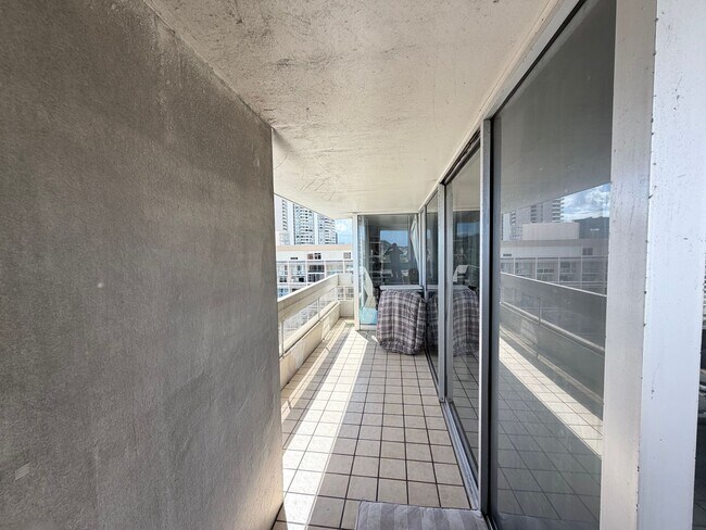 Foto del edificio - Spacious 2-Bedroom Condo with Diamond Head Views & 2 Parking Stalls at Ala Wai Plaza Skyrise