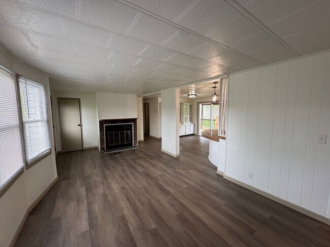 Foto del edificio - Renovated 3BR Home in Kingsport | Large Kitchen, W/D Included & Deck