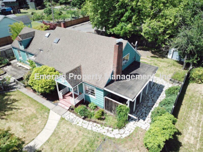 Primary Photo - Huge 4+ Bedroom house on Coburg Road