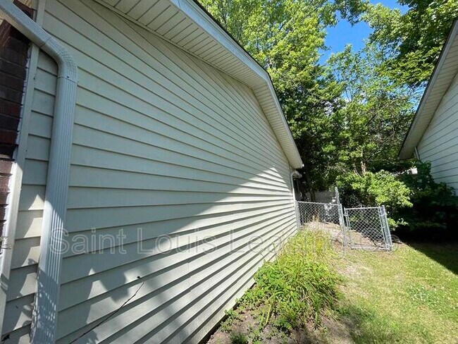 Building Photo - 2745 Knollwood Ln