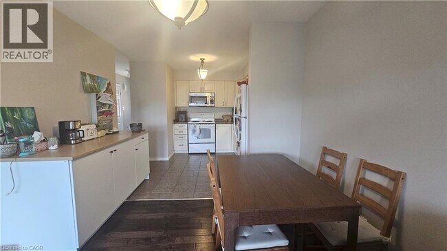 Building Photo - 216 Featherstone Crescent