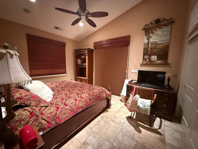 Foto del edificio - Luxury Home with 180 Degrees Lake Views