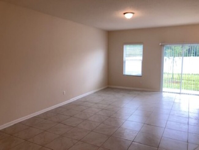 Building Photo - Beautiful 2 Story 3 Bed 2 1/2 Bath Home Fo...