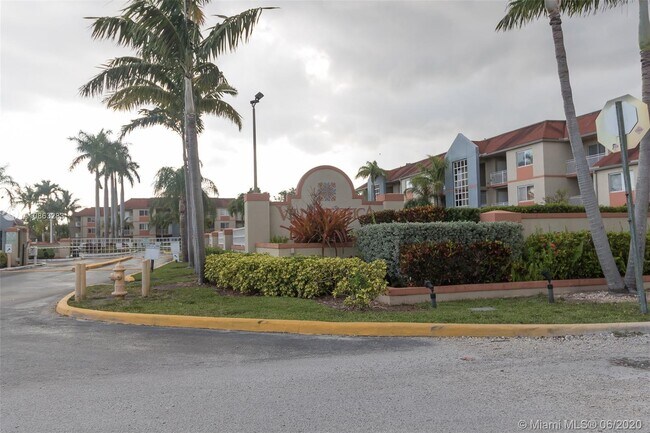 Foto del edificio - 18870 NW 57th Ave