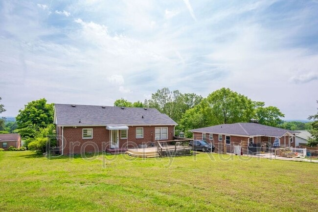 Building Photo - 807 Woodland Dr