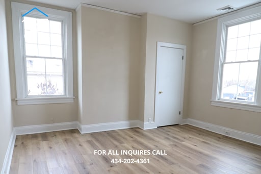 Building Photo - Spacious 3BR Apartment with Central Air, Off-Street Parking & Minutes to Downtown Lynchburg