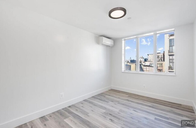 Building Photo - 4 bedroom in Brooklyn NY 11206