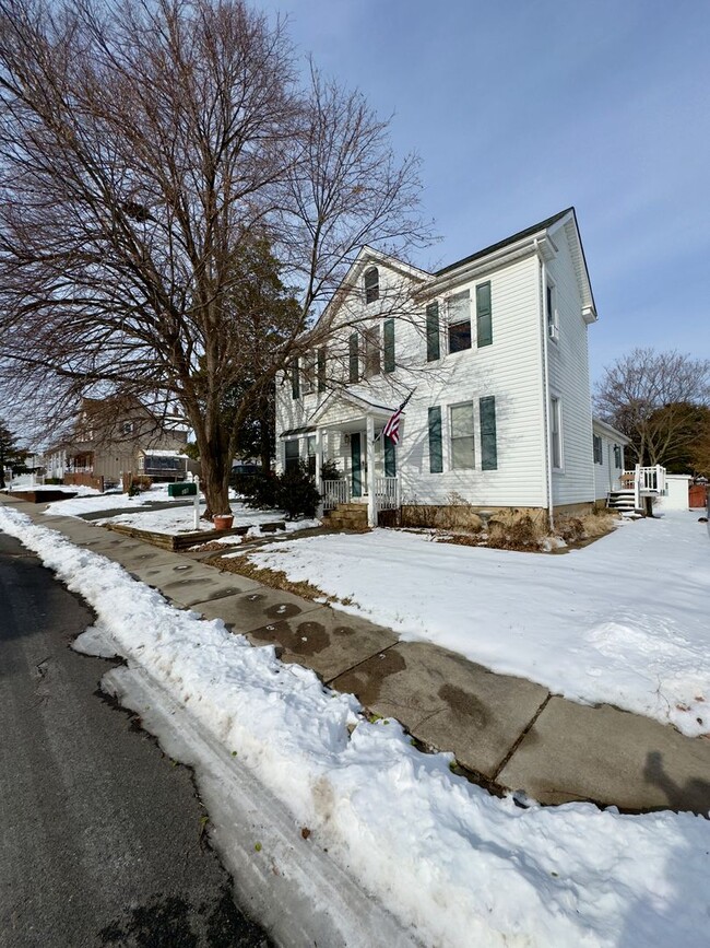 Building Photo - One-of-a-Kind 4-Bed/2-Bath Landsdowne Duplex!