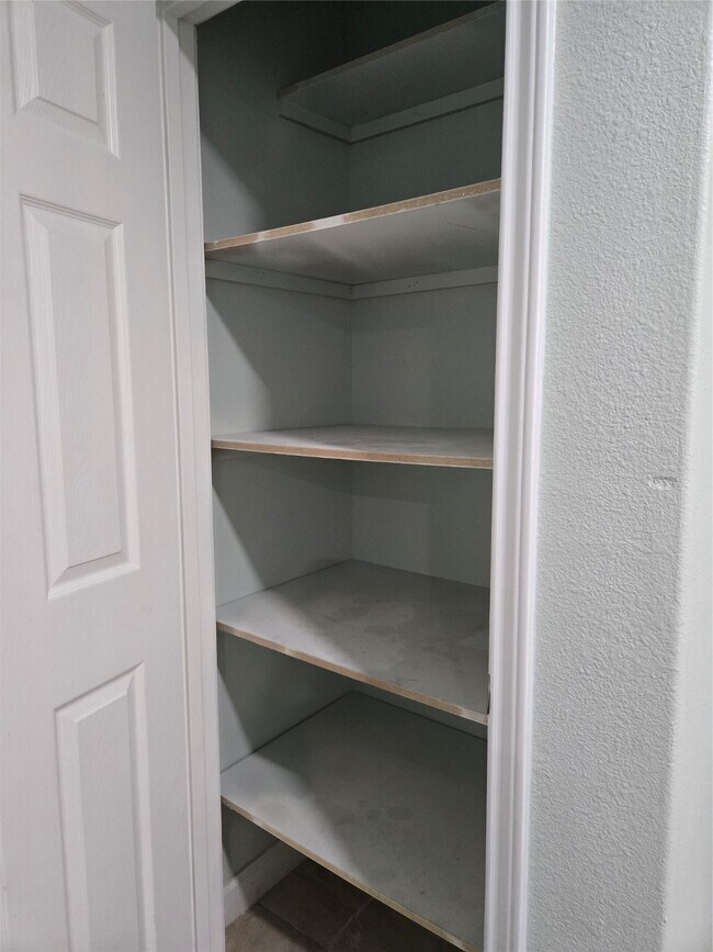 Building Photo - 22061 Russell Dr