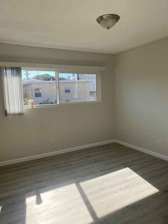 Foto del edificio - 329 Eucalyptus Dr