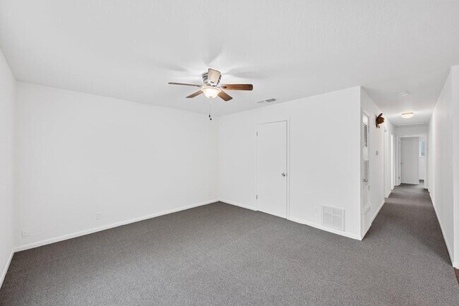 Building Photo - 2211 Deadwood Dr