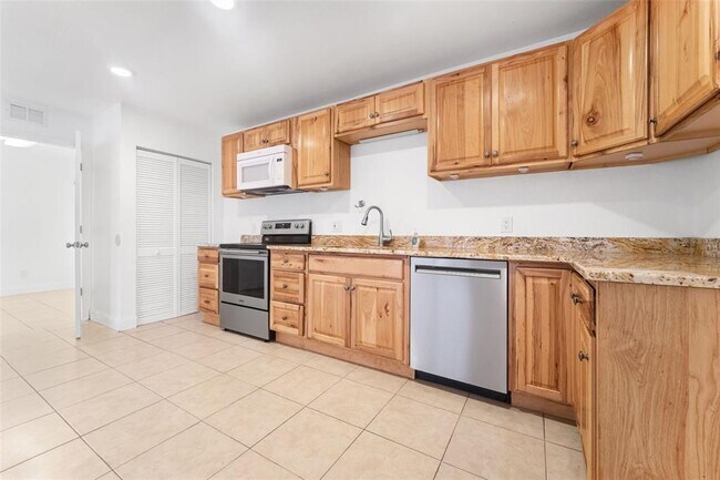 Foto del edificio - 10701 Village Green Ave