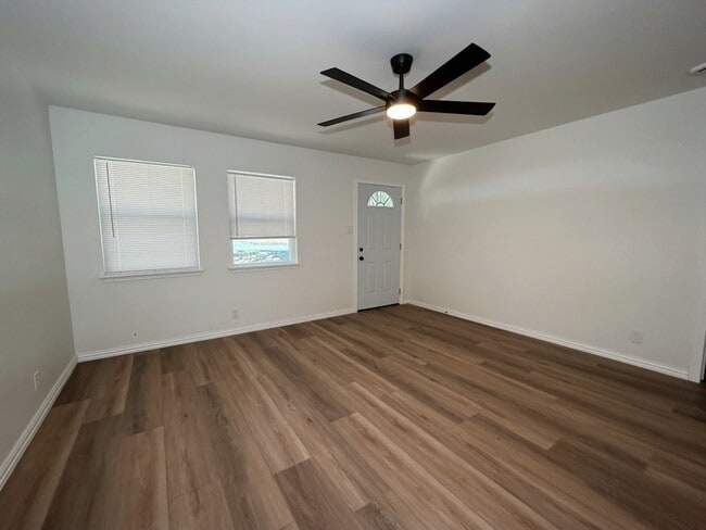 Building Photo - 1108 Park Dr