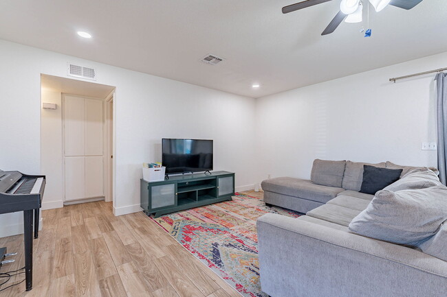 Building Photo - 651 E Kael Cir