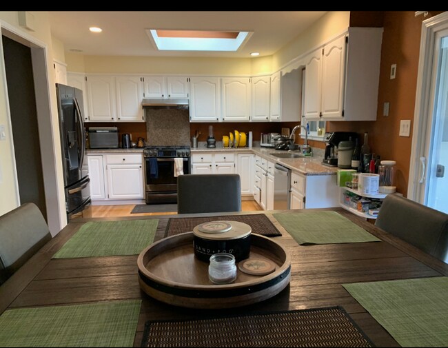 Foto del edificio - 4137 Lemoyne Way