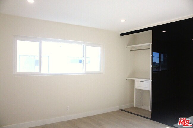 Building Photo - 322 S Swall Dr