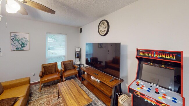 Foto del edificio - 3900 Baywoods Dr