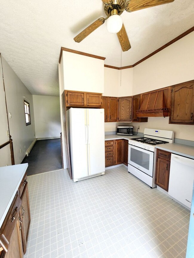 Building Photo - 2 Bed/ 1 Bath House Located Close to Both ...