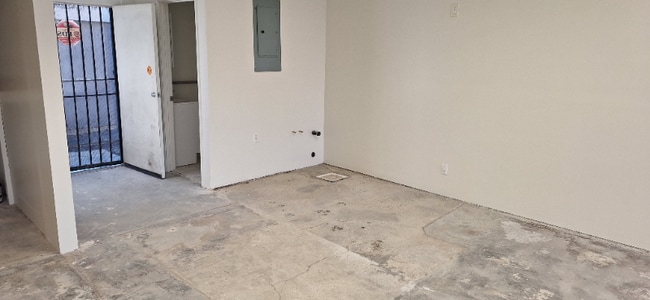 Building Photo - 7616 Reseda Blvd