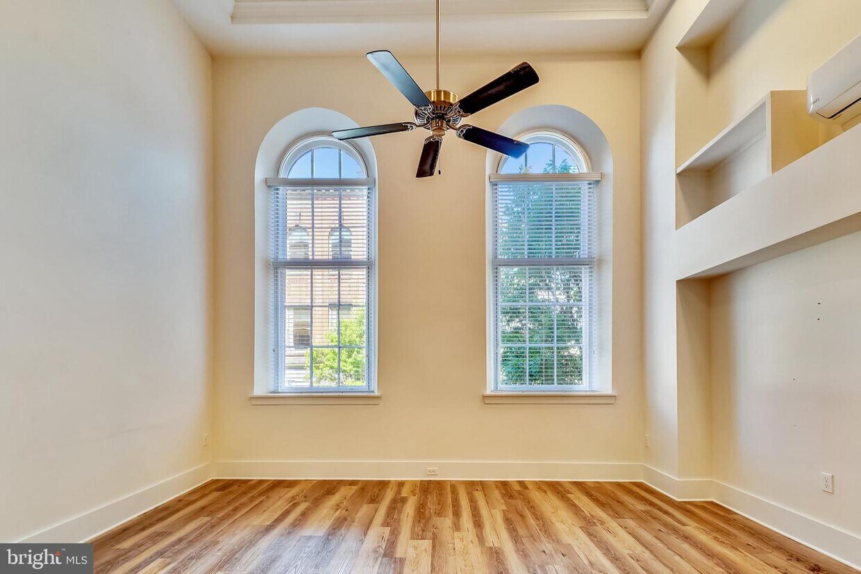 Foto principal - 106 E 3rd St