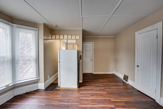 Building Photo - 426 N Lake St