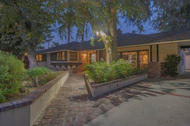Foto del edificio - 8624 Louise Ave