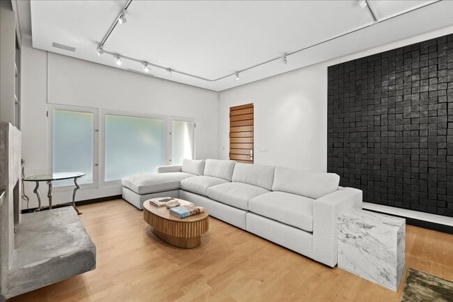 Building Photo - Modern 2BR Architectural + Rooftop in Prim...