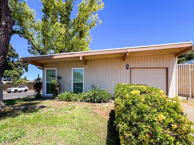 Building Photo - Spacious 3 Bed 2 Bath Home