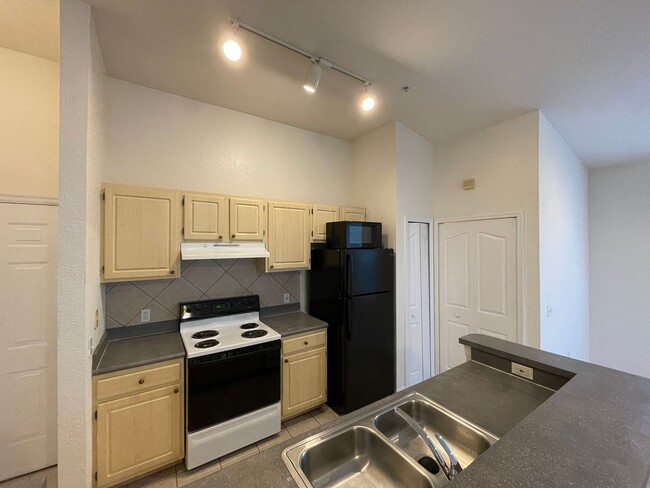 Building Photo - Beautfiul 1BR/1BA Condo in Visconti in Mai...