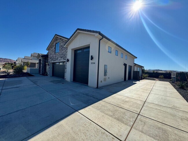 Foto del edificio - Beautiful Modern 5 Bedroom Furnished Home!!