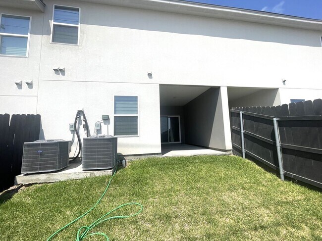 Building Photo - 9905 Kaspar Dr