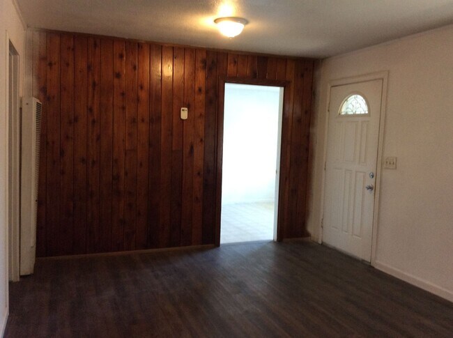 Building Photo - 1323 Holm Ave