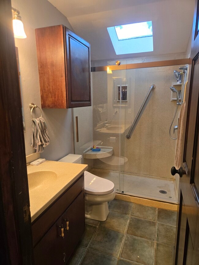Baño con puerta de ducha de cristal - 132 Steiner Ct