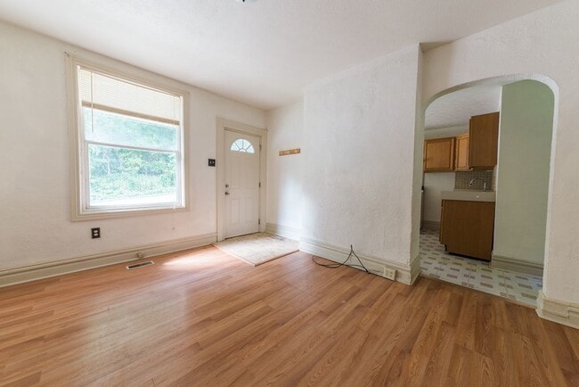 Building Photo - 385 Woodruff St