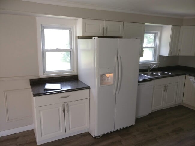 Building Photo - 4-Bedroom Home for Rent Summer 2026