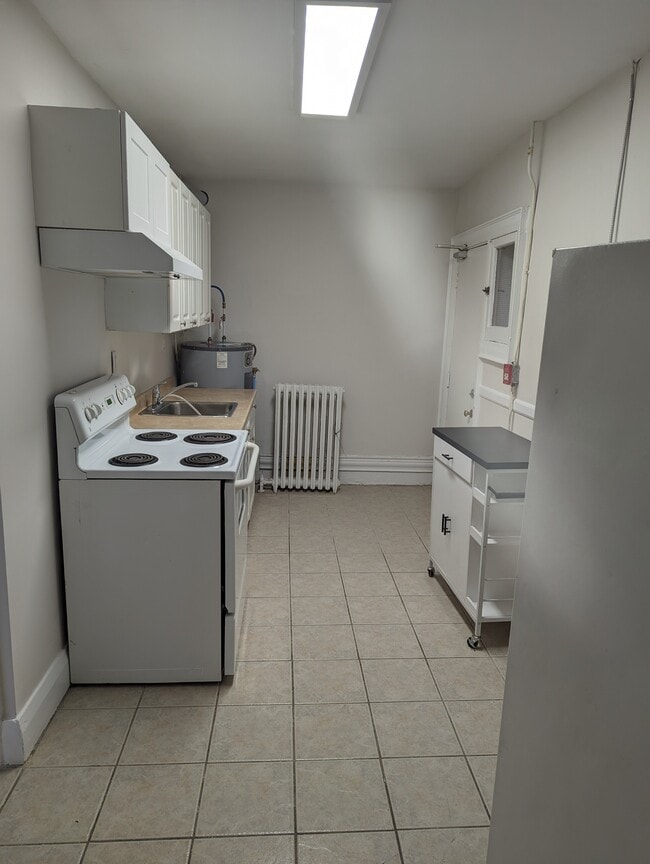 Building Photo - 959 Main St E