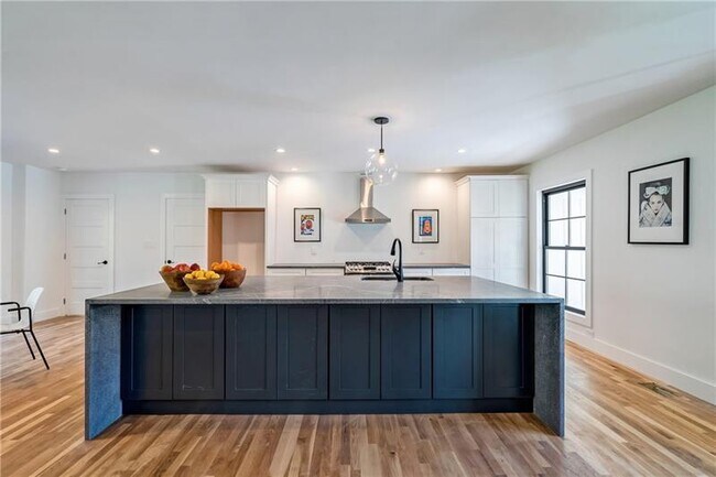 Foto del edificio - 3125 Wood Valley Rd NW