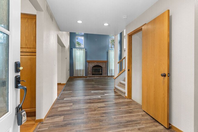 Foto del edificio - 3 Bedroom available in Stetson Creek, larg...