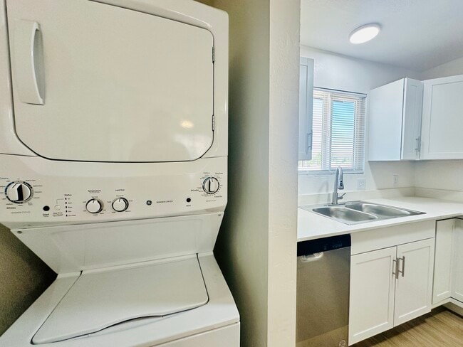 Building Photo - 4424 Bellevue Newly Renovated Apartments w...