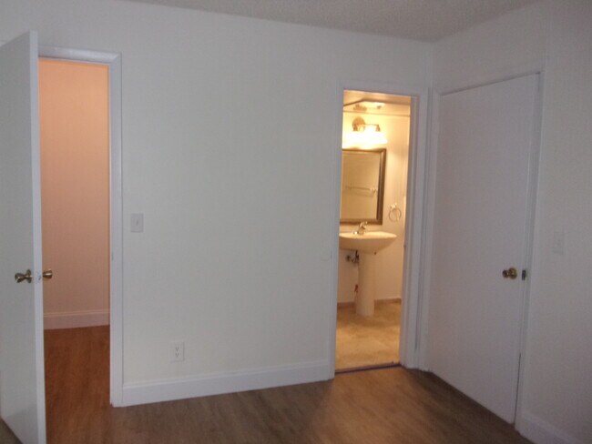 bedroom/ walk in close / bathroom - 360 Lake Ontario Ct