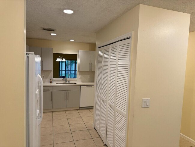 Foto del edificio - 1218 White Pine Dr