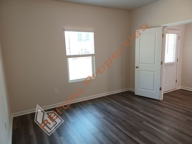Building Photo - Beautiful 2022 Built 5 Bedroom Home with G...