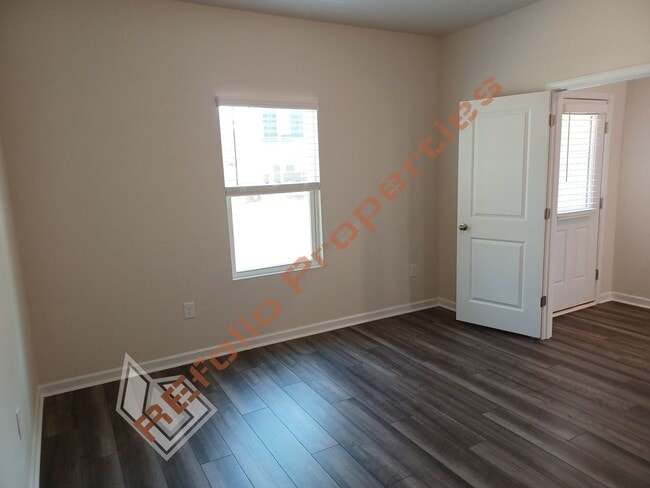 Photo - Bright and Airy! 5 Bedrooms 3 Bathrooms Ho... House