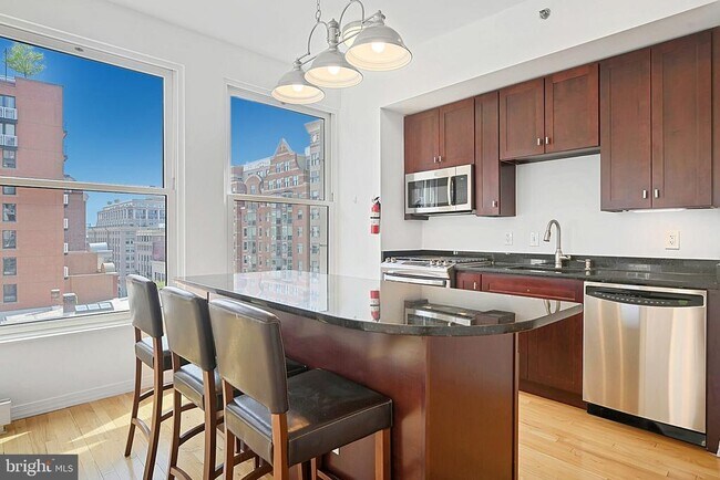 Foto del edificio - 675 E St NW