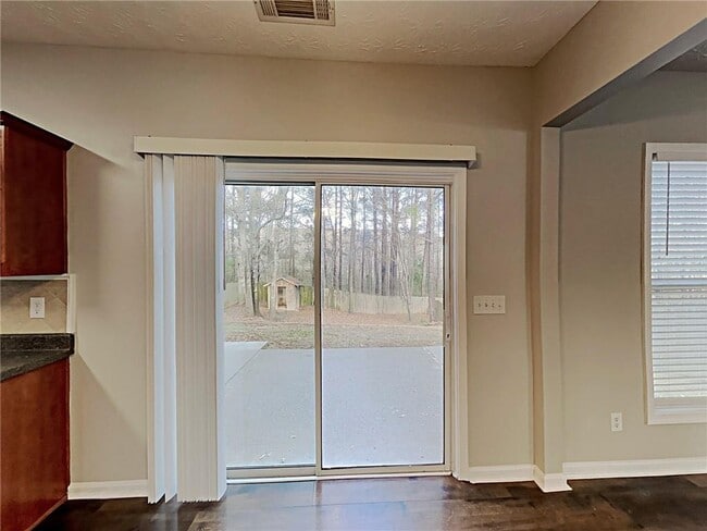 Foto del edificio - 365 Laurelton Cir