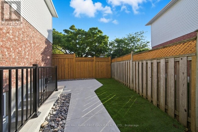 Building Photo - 126 Buyson Crescent